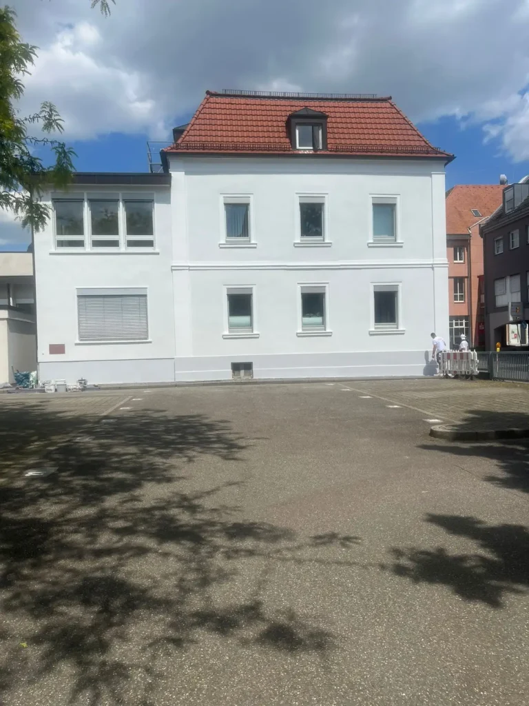Maler von Jawa's Bau bei den letzten Arbeiten an der Fassade