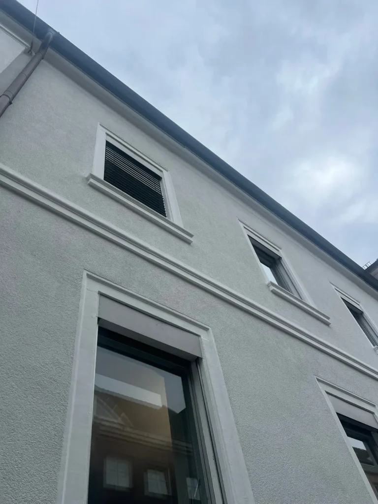 Detail der Fassade mit sauber abgesetzten Profilen und Fensterfaschen