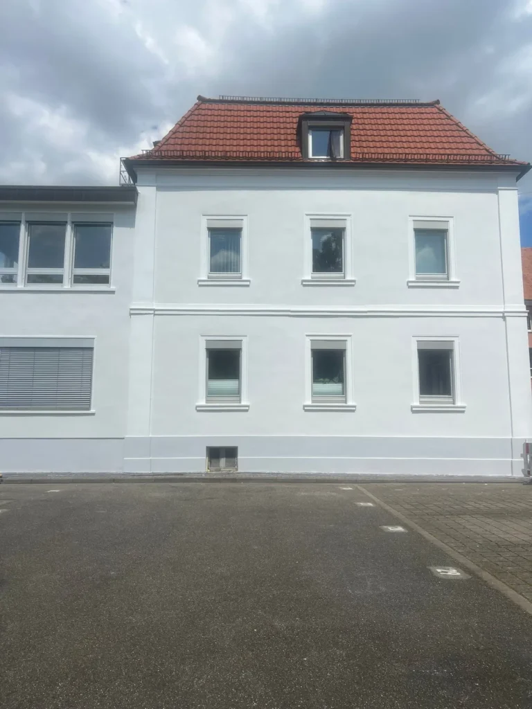 Rückansicht des Gebäudes mit neuem Fassadenanstrich