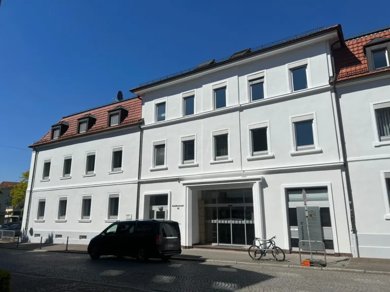Straßenfront des frisch gestrichenen Gebäudes mit Eingangsbereich