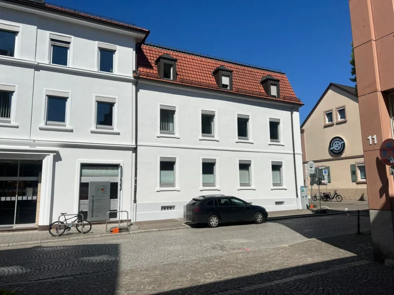 Frisch gestrichene Fassade entlang der Straße